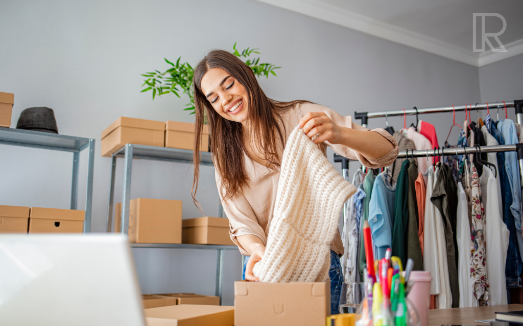 Femme travaillant sur ordinateur portable